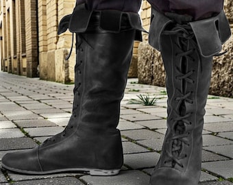 Medieval Lace-Up Boots – Tall PU Leather Footwear with Folded Cuff – Durable Anti-Slip Cosplay LARP Renaissance Adventure Gear
