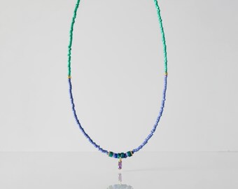 Amada - Glaspärlhalsband i grönt och violett med violett hänge - Handgjort statementhalsband, sommarsmycken, present till henne