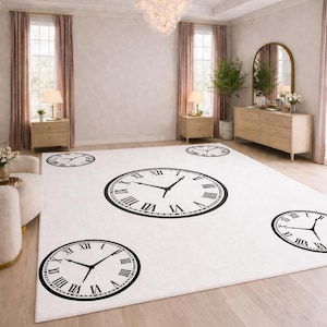 Może przedstawiać: Duży, biały dywan z wieloma czarnymi tarczami zegarów z rzymskimi cyframi. Zegary mają różne rozmiary i są równomiernie rozmieszczone na powierzchni dywanu. Pokój ma jasne ściany i drewniane podłogi.