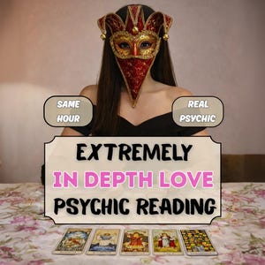 Peut inclure: Ensemble de trois mugs en céramique avec un glaçage moucheté de couleur crème. Chaque mug présente un motif floral peint à la main dans des tons de bleu, vert et jaune. Les mugs ont une forme simple et arrondie.