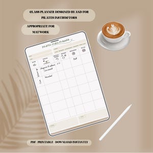 Puede incluir: Un planificador de clases de Pilates digital con el texto "Pilates Class Planner" y "Class Planner Designed by and for Pilates Instructors." También se ve una taza de café con arte latte y un lápiz óptico. El planificador es adecuado para el trabajo de colchoneta.