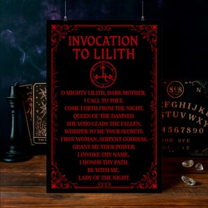 Op de afbeelding: Zwarte poster met rode tekst en een sierlijke rand. De tekst luidt "Invocation to Lilith" en bevat een gebed. Een zegel is gecentreerd boven het gebed. De poster wordt weergegeven op een houten oppervlak met andere occulte items.