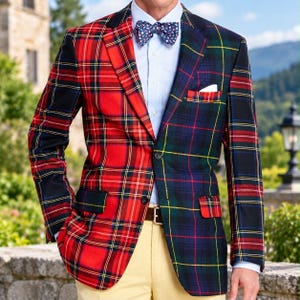 Op de afbeelding: Een blazer met een gespleten ontwerp met een rood ruitpatroon aan de linkerkant en een donkergroen, blauw en geel ruitpatroon aan de rechterkant, gedragen met een lichtblauw overhemd, een gestrikte vlinderdas en een gele broek.