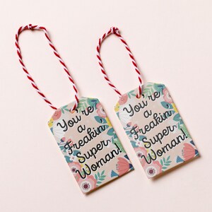 Você é uma supermulher louca, etiqueta de presente de amigo, ideias de presentes para o dia das mães, etiquetas para impressão, arco-íris boho, presente para a mãe