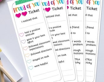 Puede incluir: Un montón de boletos "Orgulloso de ti" con frases como "tuvo una actitud positiva" y "se esforzó al máximo". Cada boleto tiene una parte superior de diferente color y un símbolo de corazón.