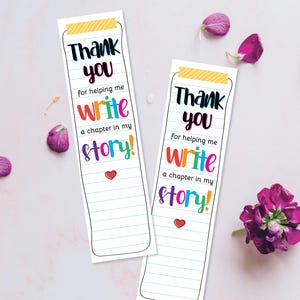 Może przedstawiać: Dwie białe zakładki do książek z napisem "Thank you for helping me write a chapter in my story!" w kolorowych literach. Każda zakładka ma czerwone serce i żółty wzór taśmy na górze. Rozrzucone są fioletowe płatki kwiatów.
