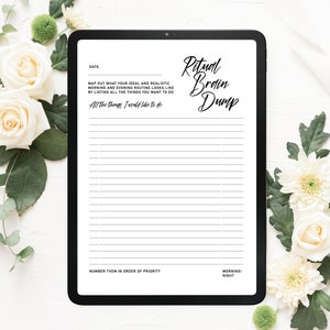 Op de afbeelding: Een digitale planner op een tabletscherm met de tekst "Ritual Brain Dump" en instructies om een ideale en realistische ochtend- en avondroutine te plannen. De planner heeft regels om taken te noteren en een sectie om ze in volgorde van prioriteit te nummeren.