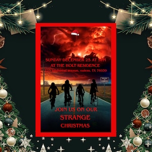 Puede incluir: Una invitación navideña con un borde rojo, que presenta una escena de una serie con cuatro figuras en bicicleta. El texto dice "Únete a nuestra Extraña Navidad" e incluye la fecha, la hora y la dirección.