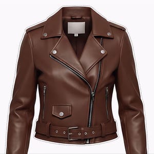 Puede incluir: Una chaqueta de motorista de color marrón oscuro con cuello de solapa ancho, cremalleras metálicas plateadas y detalles de botones a presión. La chaqueta incluye un cinturón delantero con hebilla metálica, dos bolsillos laterales y una solapa.