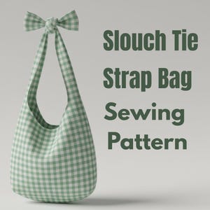 Może przedstawiać: Jasnozielona i biała torba na ramię w kratę. Torba ma kokardę u góry, gdzie pasek jest zawiązany. Tekst po prawej stronie brzmi "Slouch Tie Strap Bag Sewing Pattern."