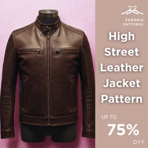 以下が含まれることがあります： ジッパーフロント、胸ポケット2つ、下ポケット2つが付いた茶色の革のジャケット。マネキンに展示されています。右側のテキストは「High Street Leather Jacket Pattern」と書かれています。