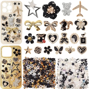 Peut inclure: Une collection de breloques décoratives comprenant des nœuds, des fleurs, des étoiles, des papillons, des ours et des avions noirs et dorés, ainsi que deux coques de smartphone ornées et deux récipients carrés remplis de petites perles.