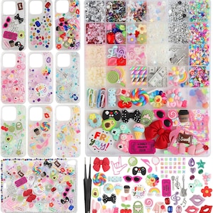 Peut inclure: Une collection de coques de téléphone et une grande boîte de rangement rectangulaire remplie de breloques colorées assorties, incluant des miniatures de nourriture, des nœuds, des notes de musique, des manettes et des perles alphabet.