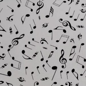 Pode incluir: Um fundo branco é coberto por um padrão de notas musicais pretas, incluindo claves de sol, colcheias e semibreves. As notas estão espalhadas pela superfície, criando um tema musical.