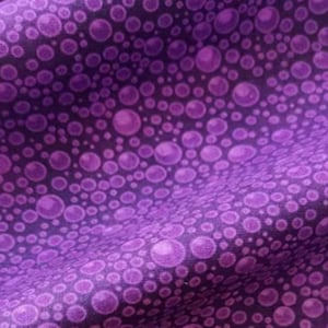 以下が含まれることがあります： 暗い紫色の背景に、紫色の円が繰り返されるパターンの生地のクローズアップ。円のサイズは様々で、集まっており、テクスチャのある外観を作り出しています。生地はドレープされており、折り目と影が見えます。