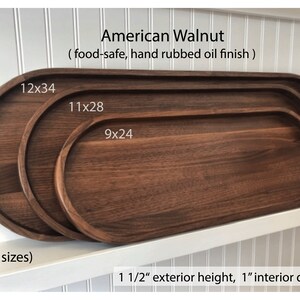 K&ouml;nnte beinhalten: Drei ovale Serviertabletts aus amerikanischem Walnussholz mit handgeriebener &Ouml;l-Finish. Die Tabletts sind 30,5 x 86,4 cm, 27,9 x 71,1 cm und 22,9 x 61 cm gro&szlig;. Die Tabletts sind 3,8 cm hoch und haben eine Tiefe von 2,5 cm.
