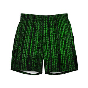 Könnte beinhalten: Eine kurze Hose mit schwarzem Hintergrund und einem sich wiederholenden Muster aus vertikalen, leuchtend grünen digitalen Codes, Zahlen und Symbolen, die an einen Computer-Datenstrom oder eine Matrix-Ästhetik auf der gesamten Stoffoberfläche erinnern.