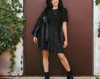 Falda skater gótica negra "Strawberry Thief" de William Morris