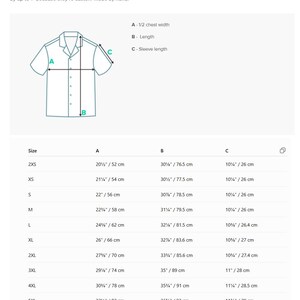 Op de afbeelding: Een maattabel voor een overhemd met korte mouwen, voorzien van een lijntekening van het kledingstuk met labels A, B en C voor borstbreedte, lengte en mouwlengte, inclusief een tabel met afmetingen in centimeters.