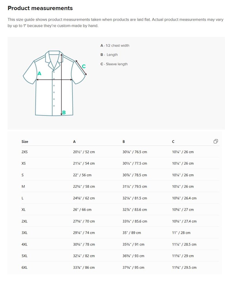 Op de afbeelding: Een maattabel voor een overhemd met korte mouwen, voorzien van een lijntekening van het kledingstuk met labels A, B en C voor borstbreedte, lengte en mouwlengte, inclusief een tabel met afmetingen in centimeters.