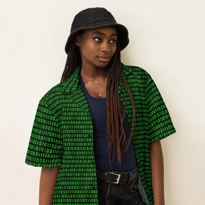Camisa de programador unisex con estampado de código binario y botones, camisa hawaiana unisex para adultos con corte relajado y botones, regalo para él. imagen 6
