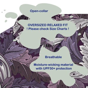 Op de afbeelding: Een overhemd met een open kraag en een oversized relaxte pasvorm met een donkerpaars en lichtpaars bladpatroon. De tekst luidt: Open-collar, OVERSIZED RELAXED FIT ! Please check Size Charts !, Breathable, Moisture-wicking material with UPF50+ protection.