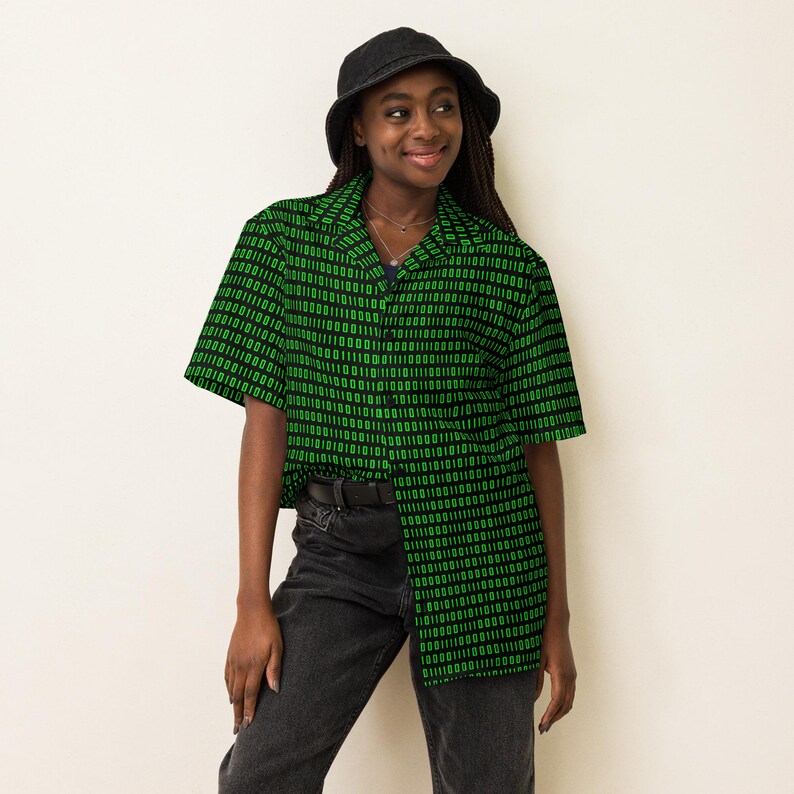 Camisa de programador unisex con estampado de código binario y botones, camisa hawaiana unisex para adultos con corte relajado y botones, regalo para él. imagen 7