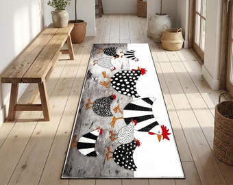 Può includere: Un tappeto runner rettangolare con un design stravagante di galline. Le galline hanno motivi bianchi e neri, tra cui pois e strisce, con creste rosse e zampe gialle. Il tappeto ha uno sfondo grigio e bianco.