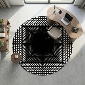 Peut inclure: Tapis rond à motif géométrique noir et blanc créant une illusion d'optique en 3D. La pièce comprend un bureau en bois, une chaise et une petite table d'appoint.