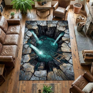 Puede incluir: Una alfombra rectangular con un diseño de ilusión 3D. La alfombra presenta una piscina central de agua turquesa con cascadas y una escalera de madera. El área circundante está diseñada para parecer piedra y roca.