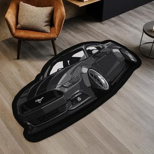 Può includere: Un tappeto nero a forma di auto con un'illustrazione stilizzata di un'auto sportiva grigio scuro. Il tappeto ha un bordo nero e un design dettagliato dei fari, delle ruote e della carrozzeria dell'auto. Il logo Mustang è visibile nella parte anteriore.