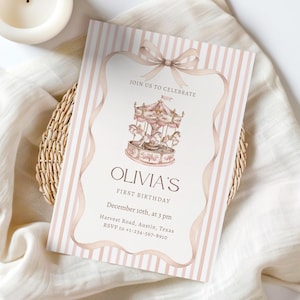 Op de afbeelding: Een uitnodiging voor de eerste verjaardag met een carrousel illustratie. De uitnodiging heeft een lichtroze en wit gestreepte achtergrond met een decoratief lint en strik. De tekst luidt "Olivia's Eerste Verjaardag" en bevat de datum, tijd en locatie.