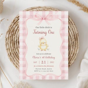Puede incluir: Una tarjeta de invitación rosa y blanca con estampado de cuadros vichy con el texto "Our little chick is Turning One". La tarjeta presenta una ilustración de acuarela de un pollito y un lazo. La invitación es para el 1er cumpleaños de Olivia.