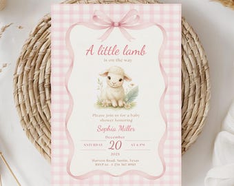 Könnte beinhalten: Eine Babyparty-Einladung mit rosa Vichy-Muster und einer Aquarell-Illustration eines Lammes. Der Text lautet "A little lamb is on the way" und enthält Datum, Uhrzeit und RSVP-Informationen.