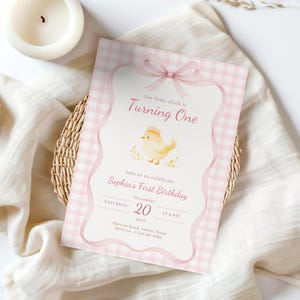 Invitación para fiesta de cumpleaños de nuestro pollito, primer cumpleaños de niña.