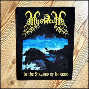 Może przedstawiać: Czarna naszywka z żółtym tekstem i niebiesko-czarnym krajobrazem. Tekst u góry brzmi "Mysticcult", a tekst u dołu "In the Streams of Inferno".