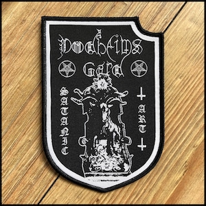 Op de afbeelding: Zwart-witte patch met de tekst "Doedheims Gard" en "Satanic Art". De patch toont een gedetailleerde illustratie van een gehoornde figuur en pentagrammen, met een witte rand.