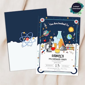 Pode incluir: Um convite de aniversário com tema de ciência azul marinho com um envelope a condizer. O convite apresenta ilustrações de planetas, um foguete, béqueres e um microscópio. O texto diz "You Are Invited To" e "Daniel's 7th Birthday Party."