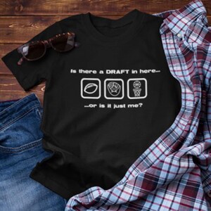 ¿Hay un draft aquí? Camiseta del día del draft de fútbol americano de fantasía / Camiseta divertida de humor deportivo