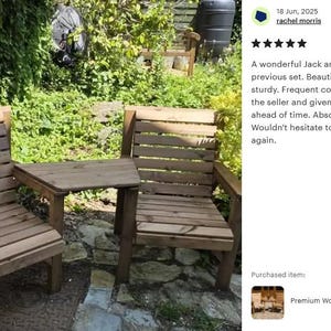 Peut inclure: Ensemble de jardin Jack and Jill en bois, compos&eacute; de deux chaises et d'une table connect&eacute;e. Les chaises ont des dossiers &agrave; lattes et des accoudoirs. L'ensemble est en bois brun clair.