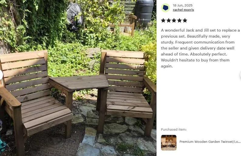 Peut inclure: Ensemble de jardin Jack and Jill en bois, compos&eacute; de deux chaises et d'une table connect&eacute;e. Les chaises ont des dossiers &agrave; lattes et des accoudoirs. L'ensemble est en bois brun clair.