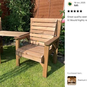 Peut inclure: Ensemble de chaises de jardin en bois avec une petite table attach&eacute;e. Les chaises sont en bois brun clair et ont un dossier et une assise &agrave; lattes. L'ensemble est pos&eacute; sur une pelouse verte.