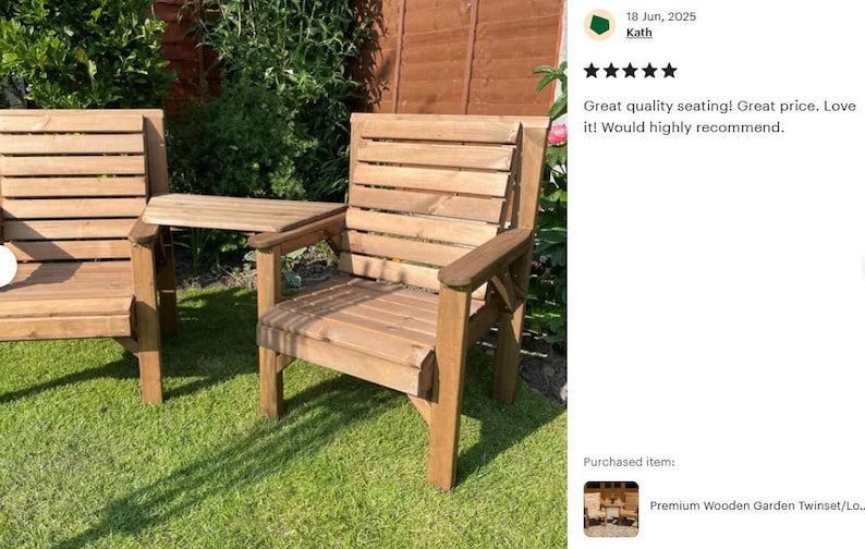 Peut inclure: Ensemble de chaises de jardin en bois avec une petite table attach&eacute;e. Les chaises sont en bois brun clair et ont un dossier et une assise &agrave; lattes. L'ensemble est pos&eacute; sur une pelouse verte.