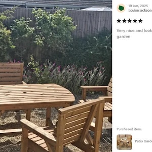 Puede incluir: Un conjunto de jard&iacute;n de madera que incluye una mesa y sillas. La mesa tiene una parte superior redondeada con un agujero en el centro. Las sillas tienen respaldos de listones. El conjunto es de madera marr&oacute;n claro y est&aacute; al aire libre.