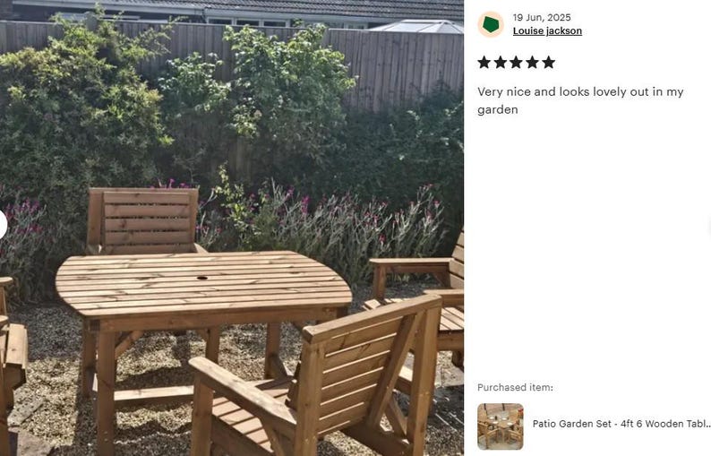 Puede incluir: Un conjunto de jard&iacute;n de madera que incluye una mesa y sillas. La mesa tiene una parte superior redondeada con un agujero en el centro. Las sillas tienen respaldos de listones. El conjunto es de madera marr&oacute;n claro y est&aacute; al aire libre.