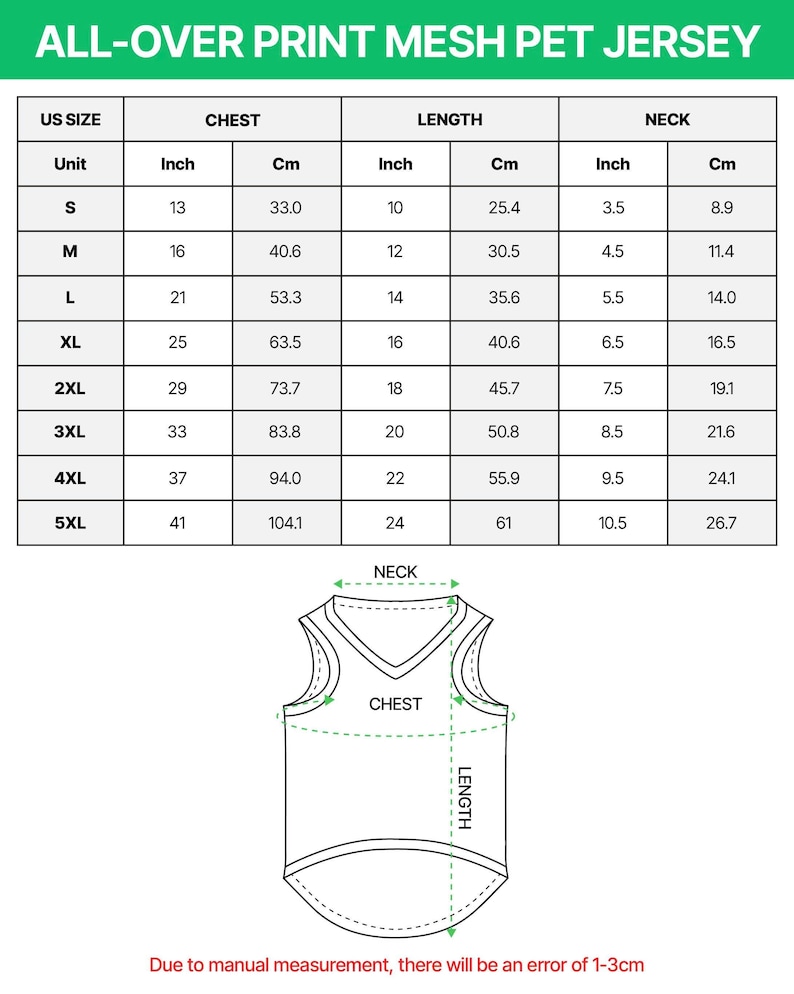Op de afbeelding: Een maattabel voor een mesh huisdier-jersey met all-over print. De tabel toont Amerikaanse maten van S tot 5XL met bijbehorende borst-, lengte- en nekmaten in inches en centimeters. Een lijntekening van de jersey illustreert de metingen.