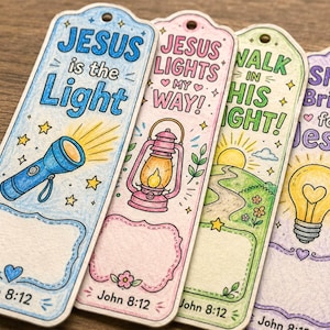 Puede incluir: Cuatro marcapáginas coloridos con temas religiosos. Cada marcapáginas presenta un diseño y un mensaje diferentes, incluyendo una linterna, una linterna, un camino y una bombilla. El texto en los marcapáginas incluye "Jesús es la Luz" y "Brilla por Jesús".