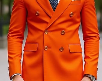 Könnte beinhalten: Leuchtend orangefarbener, zweireihiger Blazer mit goldenen Knöpfen, einem weißen Hemd und einer gemusterten Krawatte. Der Blazer hat zwei Vordertaschen und ein Einstecktuch. Der Text "ARISTO MODE" ist sichtbar.