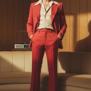 May include: A red suit with a patterned shirt. The suit includes a jacket and flared trousers. The shirt has a wide collar. The image is branded with the text "Aristo Mode".
