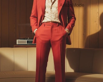 Pode incluir: Um fato vermelho com uma camisa estampada. O fato inclui um casaco e calças de boca de sino. A camisa tem uma gola larga. A imagem é marcada com o texto "Aristo Mode".